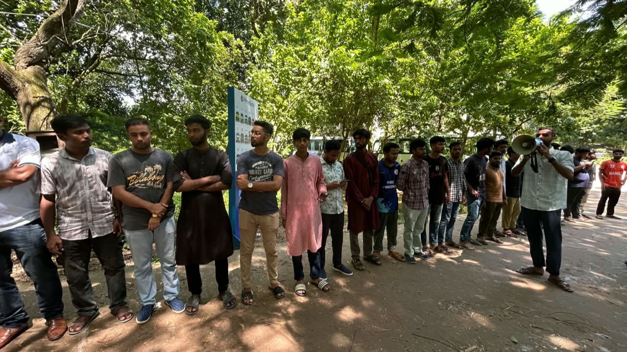 পুলিশের প্রেস ব্রিফিংকে ‘প্রহসনমূলক’ দাবি, ফের মানববন্ধনে কুবি শিক্ষার্থীরা